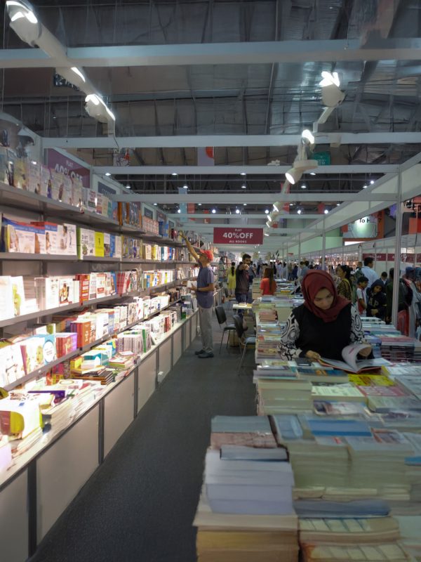 مشهد داخلي لأجنحة عرض الكتب